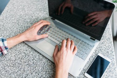 Bir dizüstü bilgisayar ile bir kafede dizüstü bilgisayar, iş arama, iş online, yazarak Closeup erkek kol,