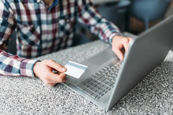 Mani in primo piano, maschio fare acquisti via Internet su un computer portatile, carta di credito — Foto Stock