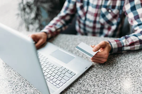 Mãos de perto, homem fazer compras através da Internet em um laptop, cartão de crédito — Fotografia de Stock