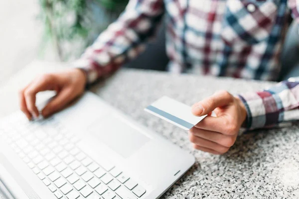 Ręce zbliżenie, mężczyzna Dokonywanie zakupów za pośrednictwem Internetu na laptopie, karta kredytowa — Zdjęcie stockowe
