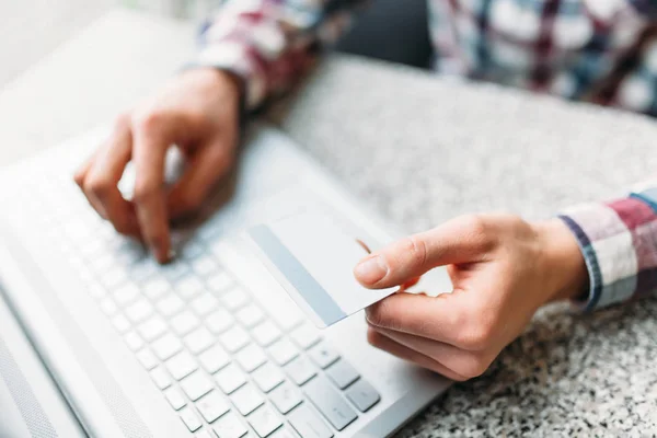 Mani in primo piano, maschio fare acquisti via Internet su un computer portatile, carta di credito — Foto Stock