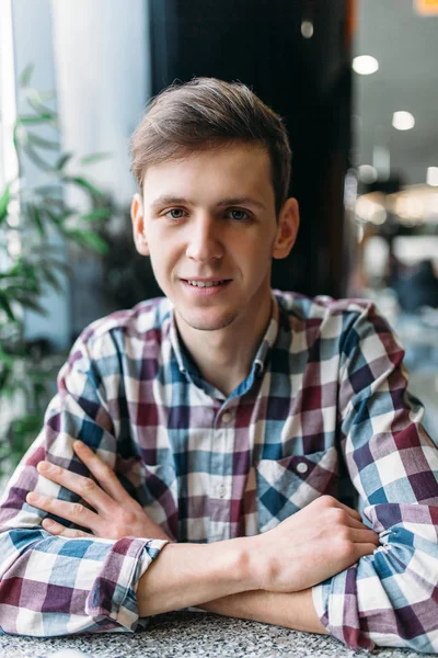 Retrato de um jovem em óculos e uma camisa com um humor positivo e um sorriso largo — Fotografia de Stock