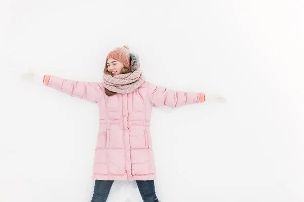 Menina positiva nova no fundo isolado branco, campo de neve, manhã de inverno, feliz bonita, a imagem para o anúncio , — Fotografia de Stock