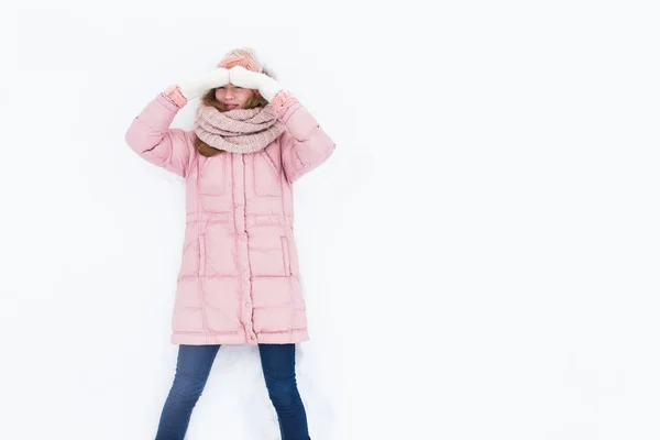 Молодая позитивная девушка на белом изолированном фоне, снежное поле, зимнее утро, счастливая красавица, картинка для объявления , — стоковое фото