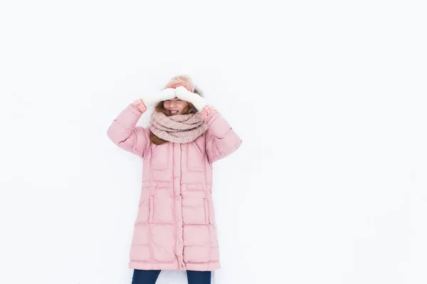 Menina positiva nova no fundo isolado branco, campo de neve, manhã de inverno, feliz bonita, a imagem para o anúncio — Fotografia de Stock