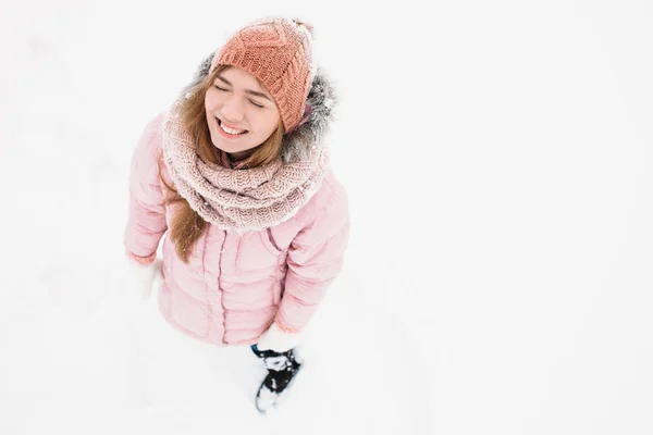 Fille posant à l'extérieur, une femme lève les yeux souriant et heureux jeune femme en vêtements de ski loisirs de plein air par temps froid, image pour la publicité , — Photo