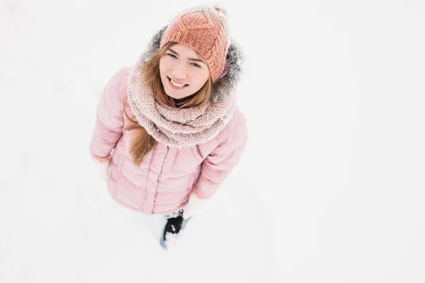 Fille posant à l'extérieur, une femme lève les yeux souriant et heureux jeune femme en vêtements de ski loisirs de plein air par temps froid, image pour la publicité , — Photo