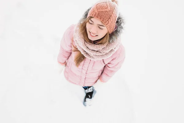 Fille posant à l'extérieur, une femme lève les yeux souriant et heureux jeune femme en vêtements de ski loisirs de plein air par temps froid, image pour la publicité , — Photo