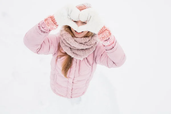 En ung flicka visar ett hjärta med händerna, vintermorgon, alla hjärtans dag, glad vacker, bilden för reklamy, — Stockfoto
