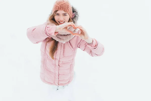 Mladá dívka ukazuje srdce s rukama, zimního rána, Valentýnský den, šťastné krásné, obrázek pro reklamy, — Stock fotografie