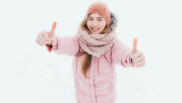 젊은 여자 보여줍니다 제스처 손, 긍정적인 슈퍼, 클래스, 겨울 아침, 행복 한 아름 다운, 광고에 대 한 그림, — 스톡 사진