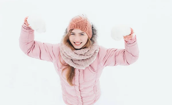 Девушка показывает жест руками, силой, мускулами, зимним утром, счастливая красавица, снимок для рекламы , — стоковое фото