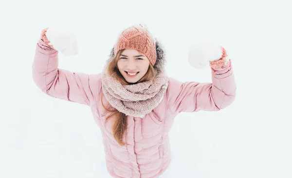 Jovem desportiva mostra gesto com as mãos, força, músculo, manhã de inverno, feliz bonita, a imagem para o anúncio , — Fotografia de Stock