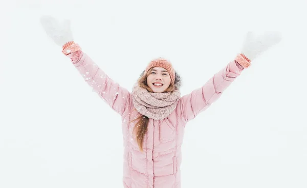 Młoda dziewczyna pozytywnej zabawy i cieszyć się pierwszym śniegiem zimowy poranek, szczęśliwy, piękne, obraz do reklamy, — Zdjęcie stockowe