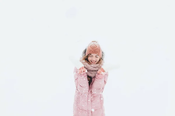 Jovem menina positiva diversão e desfrutar da primeira neve da manhã de inverno, feliz bonita, a imagem para o anúncio , — Fotografia de Stock