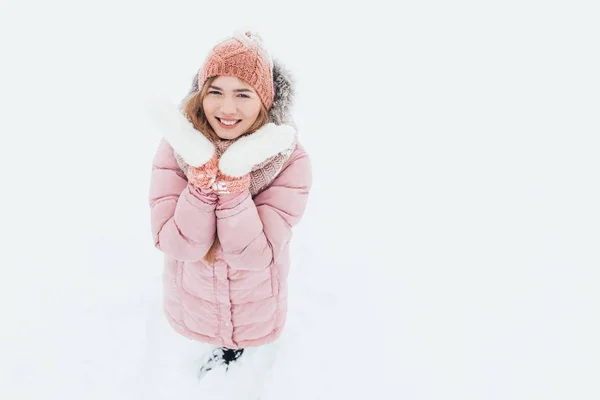 Menina posando ao ar livre, uma mulher olha para cima sorrindo e feliz jovem mulher em roupas de esqui recreação ao ar livre no tempo frio, imagem para publicidade , — Fotografia de Stock