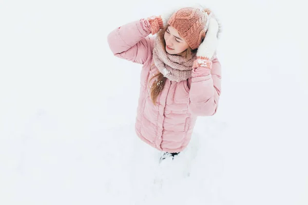Flicka poserar utomhus, en kvinna ser upp leende och glad ung kvinna i ski kläder friluftsliv i kallt väder, bilden för reklam, — Stockfoto