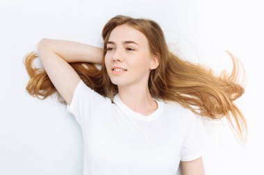 Güzel kız aşağı yalan ve rüya ya da bir şey hakkında Studio, düşünme izole arka plan, beyaz