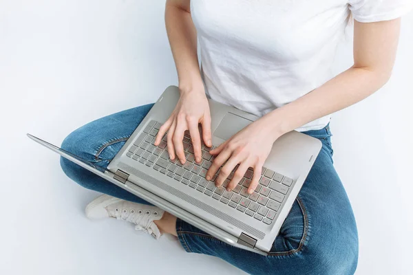 Pulgares niñas de cerca, se presiona las teclas de la computadora portátil, en el estudio, fondo aislado —  Fotos de Stock