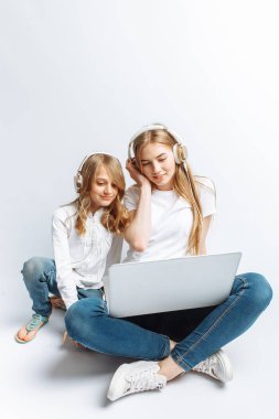 Bir kız kardeşi veya genç bir anne ile kızı benim laptop bir film izlerken eğlenceli, gülüyor, Studio, izole