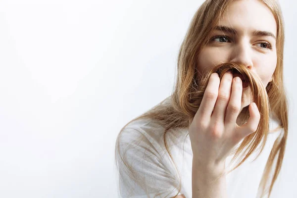 Chica joven posando y sonriendo, sobre un fondo blanco delgada rubia — Foto de Stock