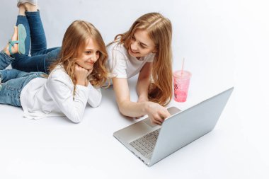 Kız kardeşi veya anne ile kızı film izlerken ya da online alışveriş, Studio, izole