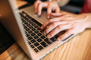 Dizüstü bilgisayar, bir adam bir kafede yazarak parmak eller yakın çekim