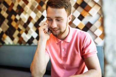 Çalışma, hipster alışveriş online, dizüstü bilgisayar ve telefon, kafede oturan genç adam