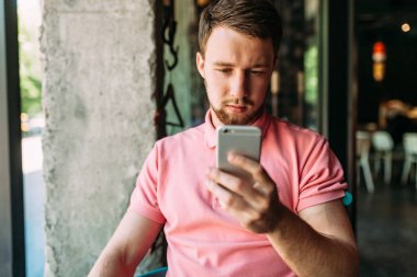 Çalışma, hipster alışveriş online, dizüstü bilgisayar ve telefon, kafede oturan genç adam