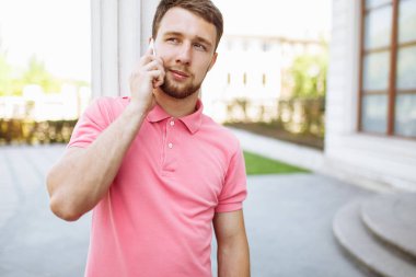 genç yakışıklı adam şehir etrafında yürüyüş ve Evet, yenilikçi