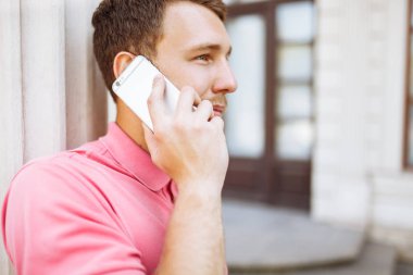 genç yakışıklı adam şehir etrafında yürüyüş ve Evet, yenilikçi