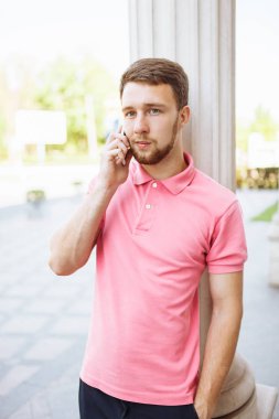 genç yakışıklı adam şehir etrafında yürüyüş ve Evet, yenilikçi