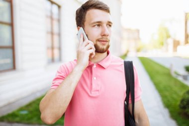 genç yakışıklı adam şehir etrafında yürüyüş ve Evet, yenilikçi