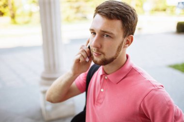 genç yakışıklı adam şehir etrafında yürüyüş ve Evet, yenilikçi