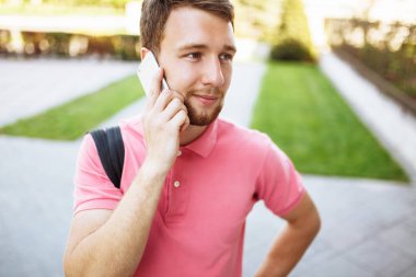 genç yakışıklı adam şehir etrafında yürüyüş ve Evet, yenilikçi