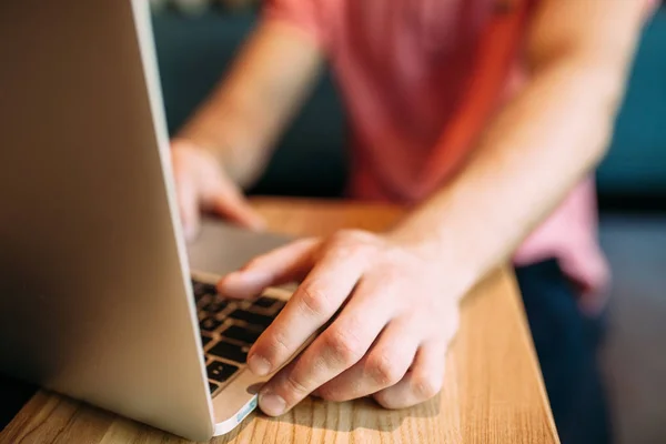 Hände in Großaufnahme von Fingern, die auf Laptop tippen, ein Mann in einem Café — Stockfoto