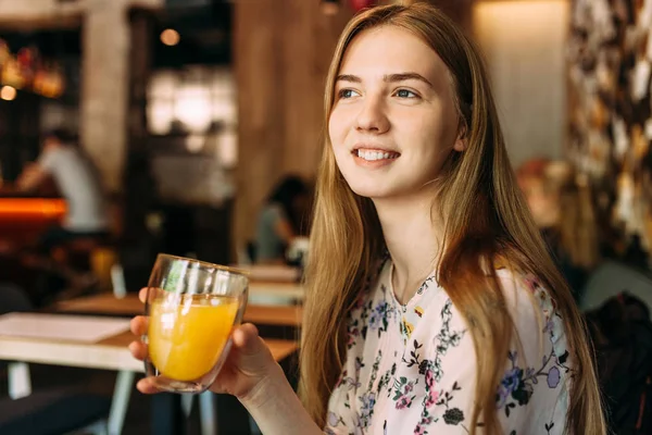 Hermosa chica con Copa en la cafetería, descanso, descanso de trabajo —  Fotos de Stock