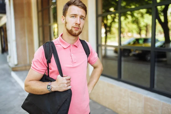 Retrato de belo jovem com barba na cidade retornando — Fotografia de Stock