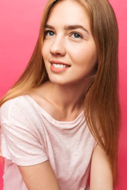 Görüntü üzerinde pembe b izole oldukça neşeli genç kadının ayakta