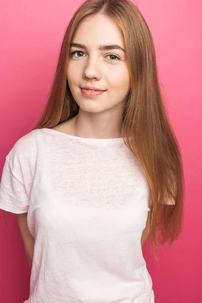 Porträtt av en vacker ung flicka stående på rosa bakgrund l — Stockfoto