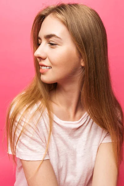 분홍색 배경에 서 있는 아름 다운 젊은 여자의 초상화 — 스톡 사진