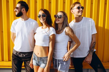 Bir grup arkadaş poz verirken birlikte eğleniyorlar.