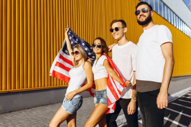 Amerikan bayrağı taşıyan bir grup arkadaş, arkadaşlar eğleniyor ve...