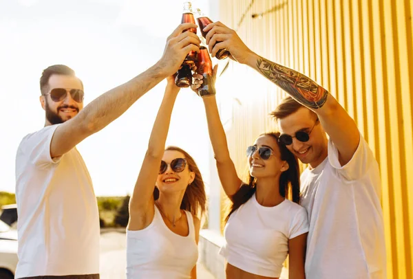 Компания положительных друзей, с напитками в руке празднует — стоковое фото