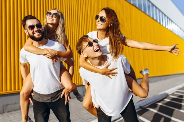 Un gruppo di amici ride e cammina per il centro della città. — Foto Stock