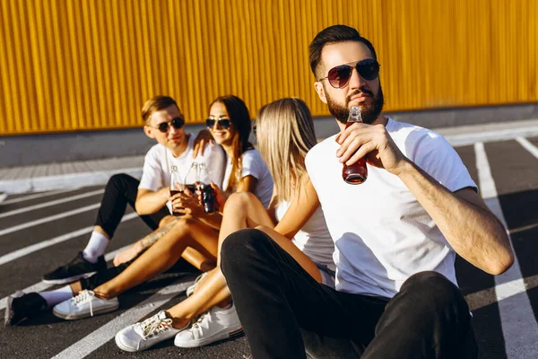 Группа молодых друзей, весело проводящих время, сидя в футболке — стоковое фото