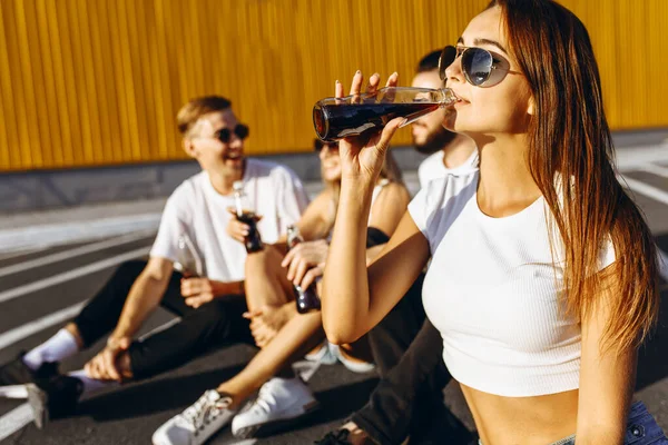 Een groep jonge vrienden die plezier hebben en rondhangen in t — Stockfoto