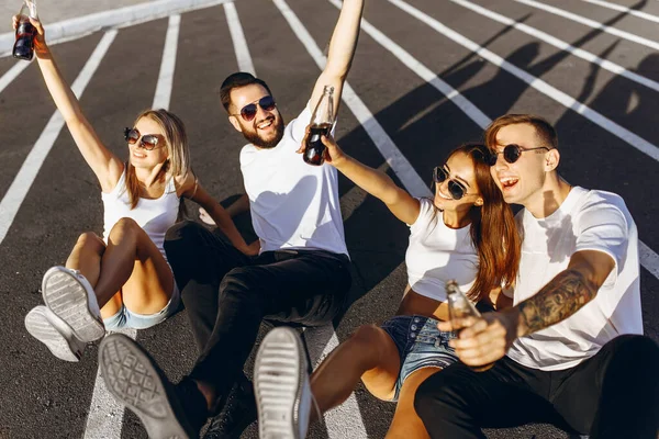 Um grupo de amigos se divertir e celebrar a vitória sentado em — Fotografia de Stock