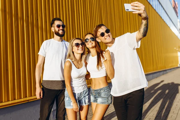 Mladí přátelé baví ve městě, přičemž selfie na chytrý — Stock fotografie