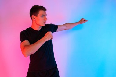 Çekici genç atletik adam kulaklıkla müzik dinliyor.